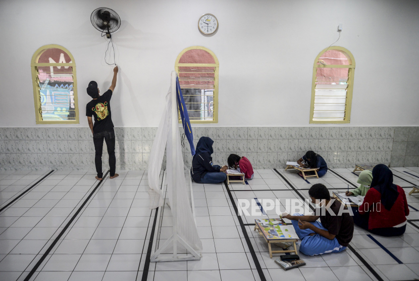 Sejumlah siswa saat melakukan aktivitas pembelajaran jarak jauh (PJJ) menggunakan fasilitas jaringan internet gratis hasil swadaya warga di Musholla At-Tawadhu, Petamburan, Jakarta (ilustrasi)