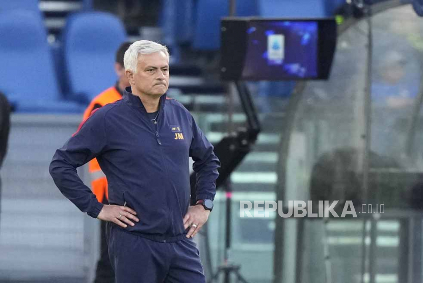 Pelatih kepala Roma Jose Mourinho mengikuti pertandingan sepak bola Serie A antara Roma dan Inter Milan, di Stadion Olimpiade Roma, Sabtu (6/5/2023).