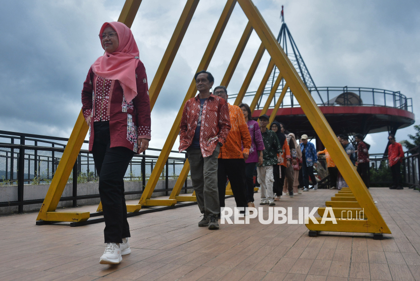 Sejumlah wartawan memamerkan busana batik saat peragaan busana di anjungan Menara Langit Merapi kawasan wisata Ketep Pass Sawangan, Magelang, Jawa Tengah, Senin (10/2/2025). Kegiatan dalam rangkaian memperingati Hari Pers Nasional (HPN) 2025 tersebut bertujuan untuk mengenalkan dan mempromosikan batik motif Magelangan sekaligus mempopulerkan destinasi wisata Ketep Pass yang berada di lembah gunung Merapi-Merbabu. 