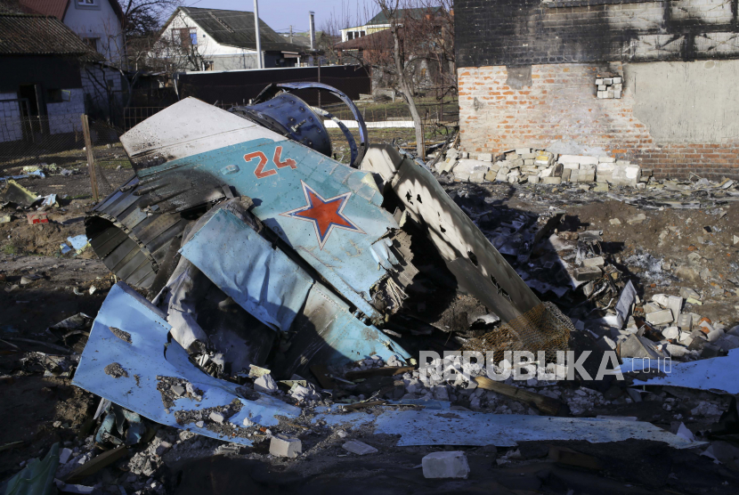 Fragmen jet tempur Rusia di sebuah rumah pribadi di Chernihiv, Ukraina, Rabu, 6 April 2022. Rusia mundur dari daerah sekitar Kyiv dan kota utara Chernihiv dan Sumy setelah pembicaraan dengan Ukraina di Turki pekan lalu.