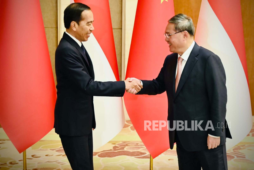 Presiden Joko Widodo melakukan pertemuan bilateral dengan Perdana Menteri (PM) Republik Rakyat Tiongkok (RRT) Li Qiang yang digelar di Diaoyutai State House, Beijing, China, Selasa (17/10/2023).