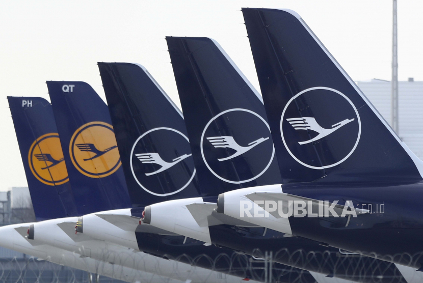  FILE --Pesawat Lufthansa Jerman diparkir dalam barisan di bandara di Munich, Jerman, Kamis, 26 Maret 2020. 