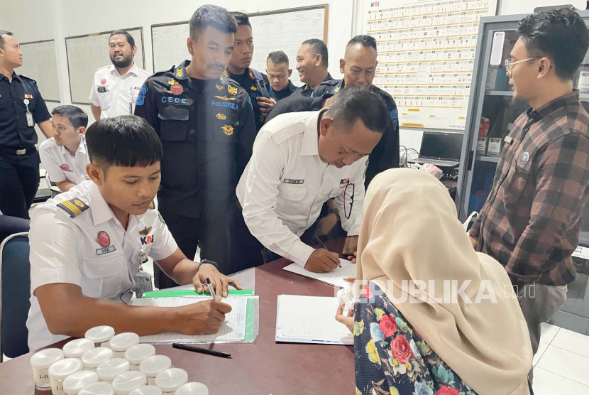 Tes narkoba terhadap Awak Sarana Perkeretaapian (ASP) di lingkungan kerja PT KAI Daerah Operasi (Daop) 3 Cirebon, Kamis (21/12/2023). 