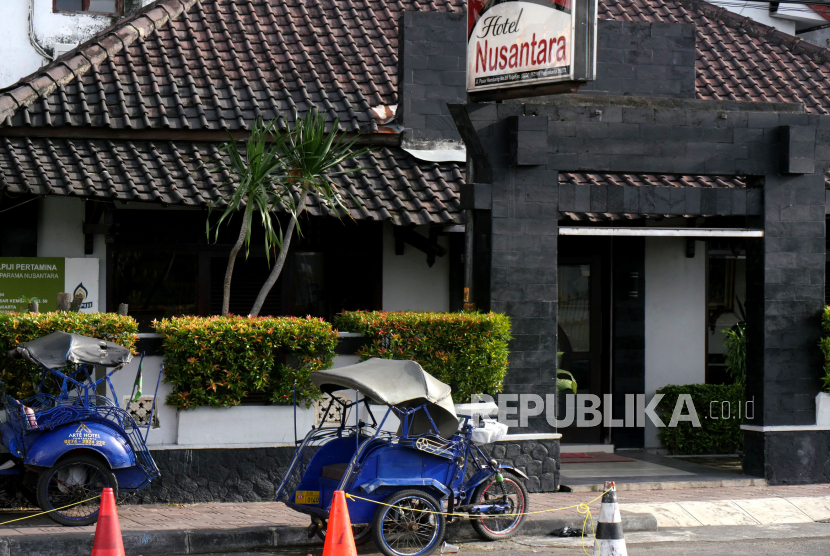 Becak parkir di depan hotel di Kawasan Malioboro, Yogyakarta, Senin (6/4). Sebanyak 1.500 hotel di Indonesia terpaksa tutup akibat dampak ekonomi Covid-19. Industri pariwisata merupakan salah satu yang paling terdampak secara ekonomi.