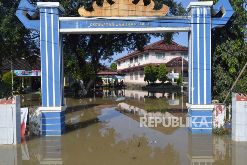 Banjir merendam halaman kantor Kecamatan Labuan Ratu, Bandar Lampung, Lampung, Jumat (12/6/2020). Banjir tersebut disebabkan karena tingginya intensitas hujan serta buruknya sistem drainase di sekitar daerah itu