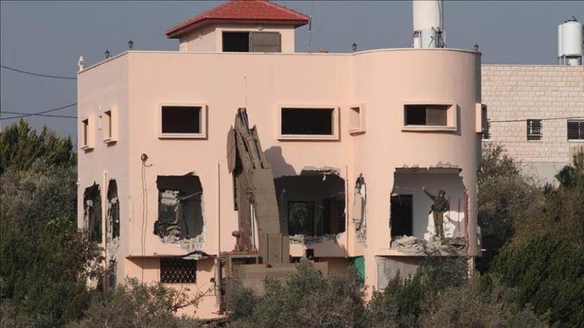 Otoritas Israel pada Rabu (25/11) menghancurkan sejumlah rumah Palestina di Tepi Barat yang diduduki.