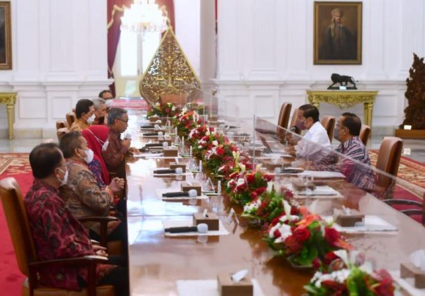Dewan Komisioner OJK berdialog dengan Presiden Joko Widodo di Istana Meredeka, Jakarta, pada 13 Juli 2022. (Foto : OJK)