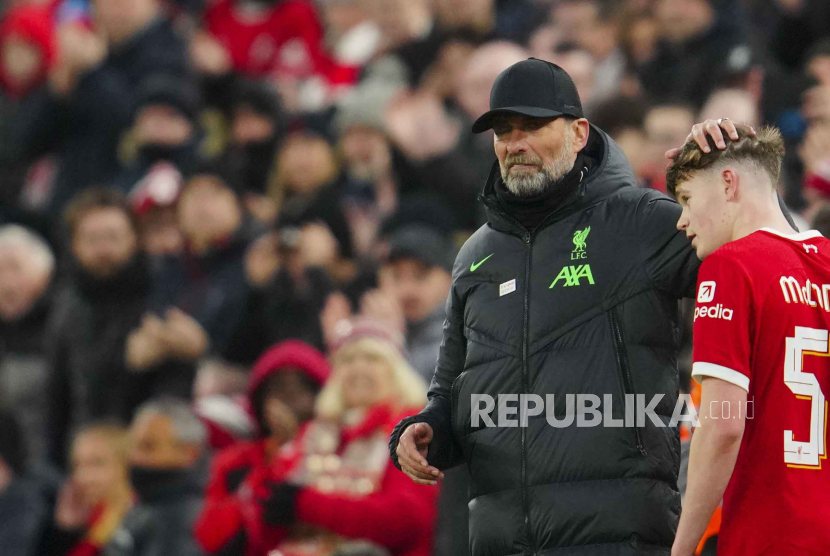 Manajer Liverpool Jurgen Klopp (kiri) berbicara dengan pemain Liverpool James McConnell selama pertandingan sepak bola putaran keempat Piala FA Inggris antara Liverpool dan Norwich, di stadion Anfield di Liverpool, Inggris, Ahad (28/1/2024).