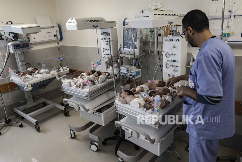 Petugas kesehatan mempersiapkan bayi prematur untuk dipindahkan ke Mesir setelah mereka dievakuasi dari Gaza. 
