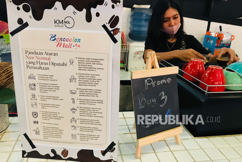 Barista membuat kopi di samping poster panduan aturan normal baru di Coffee shop KM Nol, Bencoolen Mal, Bengkulu, Jumat (29/5/2020). Penempelan poster tentang 
