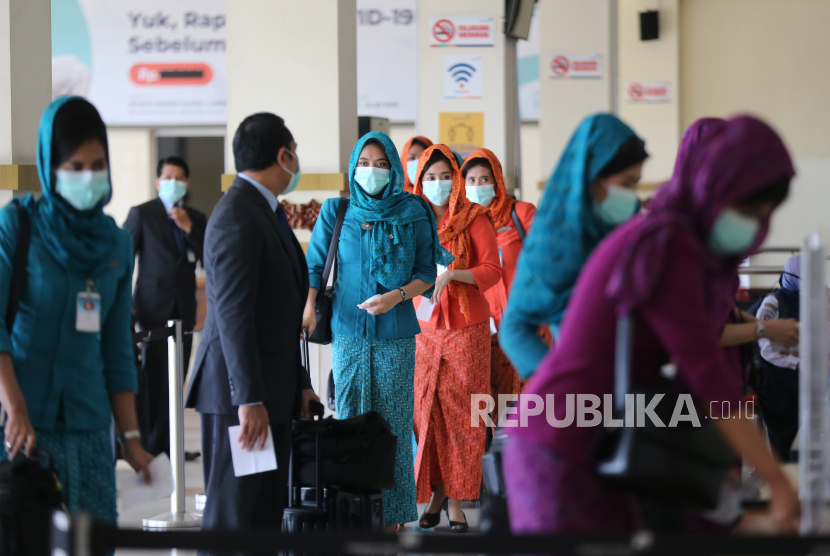 Awak pesawat antre untuk menunjukan bukti tes Polymerase Chain Reaction (PCR) dan sertifikat vaksinasi COVID-19 kepada petugas kesehatan pelabuhan wilayah kerja Bandara Internasional Sultan Iskandar Muda (SIM) di Aceh Besar, Aceh, Senin (5/7/2021). 
