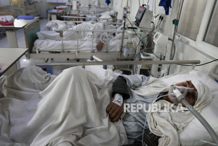 Seorang pasien Afghanistan yang terinfeksi COVID-19 terbaring di tempat tidur di unit perawatan intensif Rumah Sakit Penyakit Menular Jepang Afghanistan, di Kabul, Afghanistan, Senin, 7 Februari 2022. 
