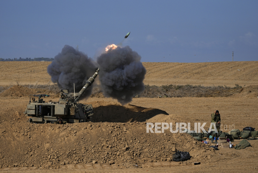 File - Unit artileri bergerak Israel menembakkan peluru dari Israel selatan menuju Jalur Gaza, di posisi dekat perbatasan Israel-Gaza, Israel, pada 15 Oktober 2023.