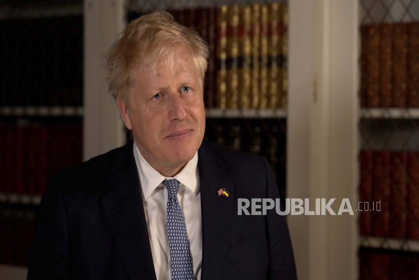  Perdana Menteri Boris Johnson menjanjikan akan meluncurkan program pelatihan militer bagi pasukan Ukraina 