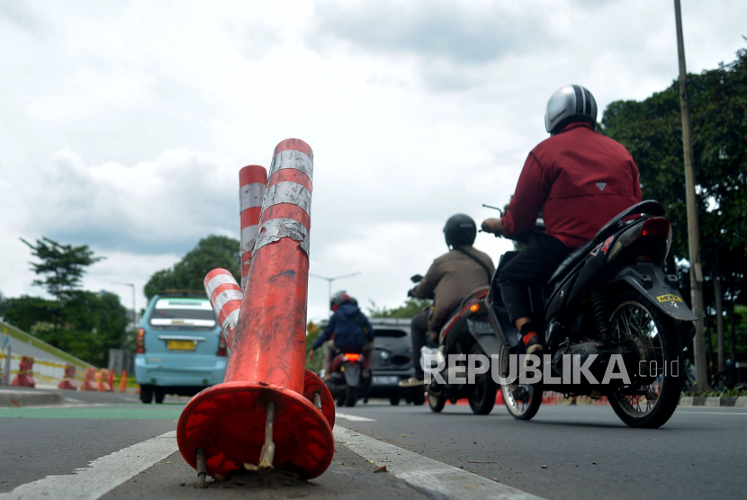 Sejumlah pengendara melintas di samping stick cone pembatas jalur sepeda di Jalan Penjernihan I, Jakarta Pusat, Jumat (18/11/2022). 