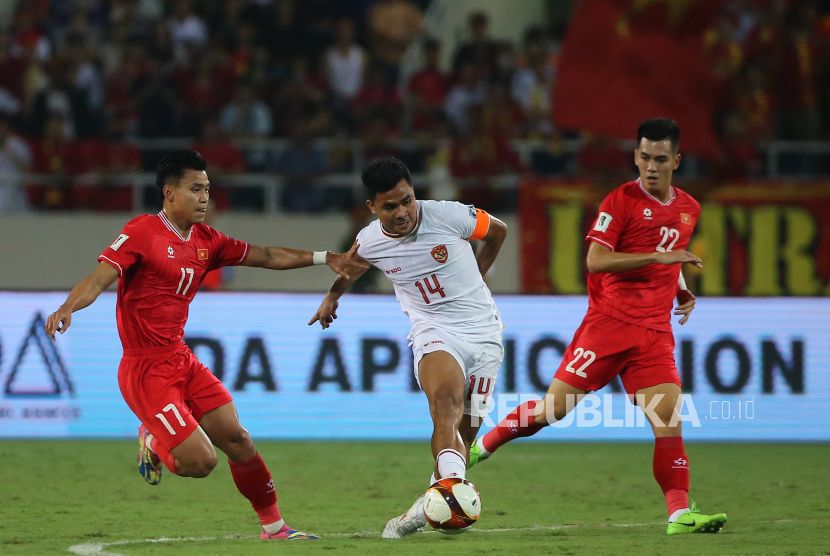 Pemain Timnas Indonesia Asnawi Mangkualam berebut bola dengan pemain Vietnam pada pertandingan kualifikasi Piala Dunia FIFA 2026 di Hanoi, Vietnam, Selasa (26/3/2024). 