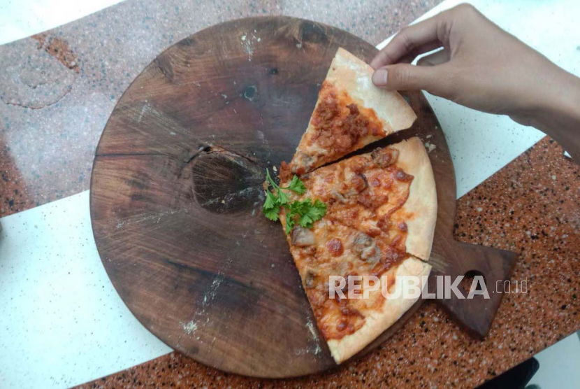 Pizza yang tidak habis dimakan masih bisa disimpan dan dihangatkan kembali.