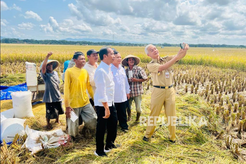 Presiden Joko Widodo, Gubernur Jateng Ganjar Pranowo serta Menteri Pertahanan Prabowo Subianto tampak berswafoto bersama. SMRC memaparkan 40 persen pemilih pro pemerintah ke Ganjar, 25 persen ke Prabowo.