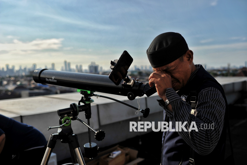 Petugas memantau hilal 1 Ramadhan 1446 Hijriah di Kantor Wilayah Kementerian Agama Provinsi DKI Jakarta, Jumat (28/2/2025). Tim Kanwil Kemenag DKI Jakarta melakukan Pemantauan hilal di lokasi tersebut untuk menentukan 1 Ramadhan 1446 Hijriah, namun hilal tidak terlihat di lokasi tersebut karena tertutup awan mendung.