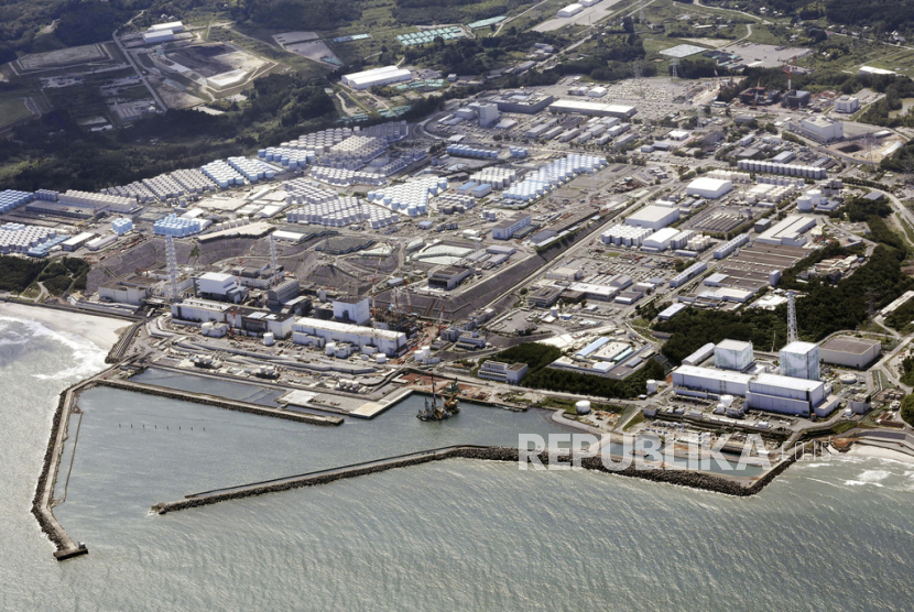Pemandangan dari udara ini menunjukkan pembangkit listrik tenaga nuklir Fukushima Daiichi di Fukushima, Jepang utara, Kamis, (24/8/2023).