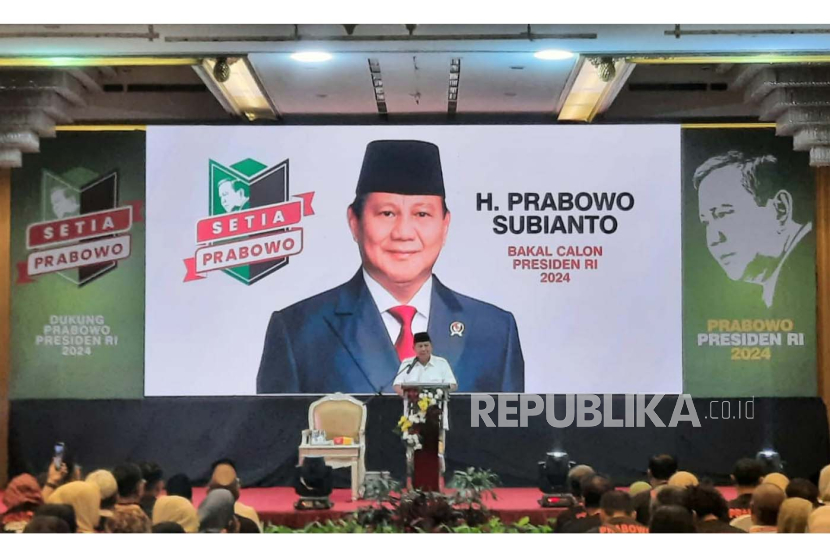 Calon presiden dari Koalisi Indonesia Maju (KIM) Prabowo Subianto berpidato usai menerima dukungan dari kelompok relawan Setia Prabowo di Hotel Kartika Chandra, Jakarta,  Sabtu (7/10/2023). 