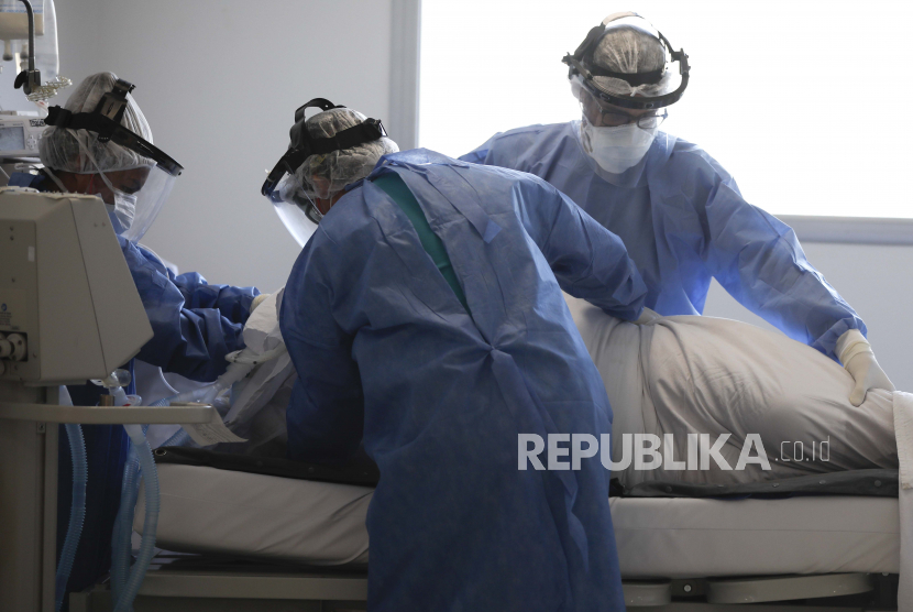 Dokter, dengan pakaian pelindung lengkap, merawat pasien di unit perawatan intensif yang diperuntukkan bagi orang yang terinfeksi COVID-19, di rumah sakit Posadas di Buenos Aires, Argentina, Kamis, 17 September 2020, di tengah pandemi virus corona baru.