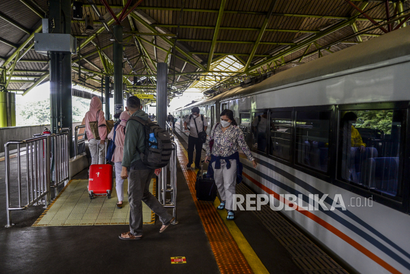 Sejumlah penumpang Kereta Argo Sindoro saat tiba di Stasiun Gambir, Jakarta, Ahad (23/5). Berdasarkan data PT KAI pada Ahad (23/5), sebanyak 4.992 penumpang kereta api jarak jauh (KAJJ) tiba di Jakarta, di mana jumlah tersebut akan terbagi dua stasiun yaitu Stasiun Pasar Senen sekitar 3.817 penumpang dan Stasiun Gambir 1.175 penumpang. Republika/Putra M. Akbar