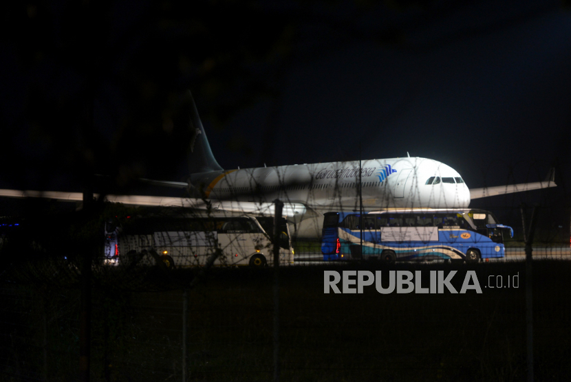 Pesawat Garuda Indonesia memberangkatkan jamaah haji.