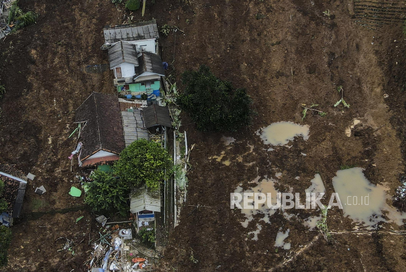 Foto udara rumah yang bertahan dari gempa dan longsor yang terjadi di kawasan Cijendil, Kecamatan Cugenang, Cianjur, Jawa Barat. PUPR targetkan 80 rumah tahan gempa RISHA Cianjur selesai akhir 2022