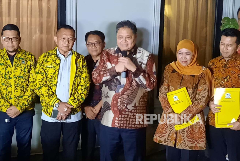 Golkar Party General Chairman Airlangga Hartarto delivered a press statement after submitting a letter of recommendation for suspension to Khofifah Indar Parawansa-Emil Dardak as a cagub-cawagub couple for the Jatim 2024 Pilgub, at his residence, South Jakarta, Friday (17/5/2024).