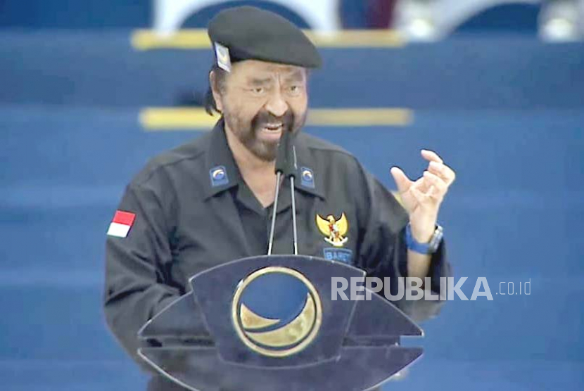 Ketua Umum Partai Nasdem, Surya Paloh menyampaikan pidato politiknya dalam Apel Siaga Perubahan di Stadion Gelora Bung Karno (GBK), Jakarta, Ahad (16/7/2023).