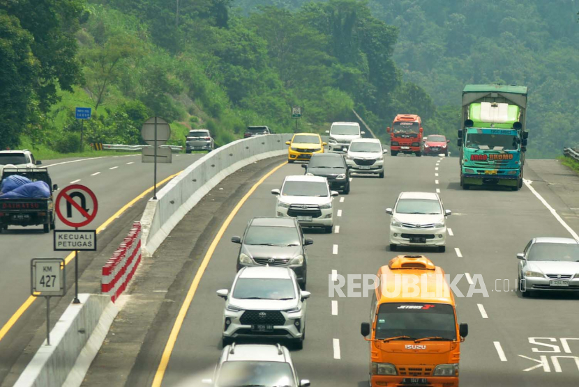 Arus lalu lintas menuju arah Solo di ruas tol Semarang-Solo KM 427 A.