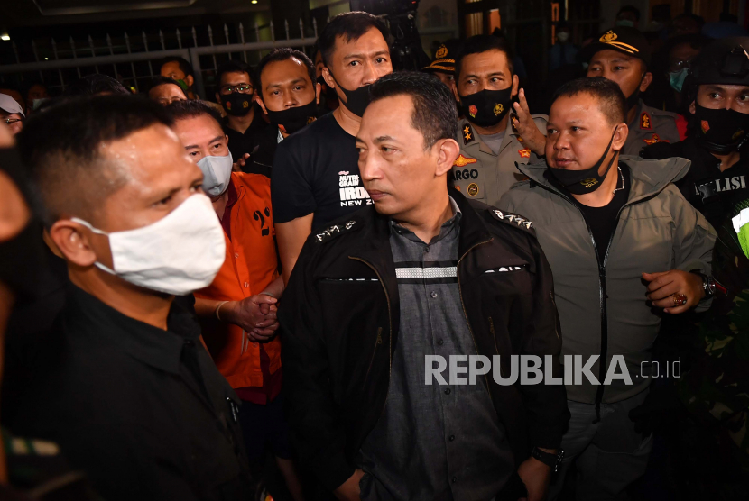 Kepala Bareskrim Polri Komjen Listyo Sigit Prabowo (tengah)