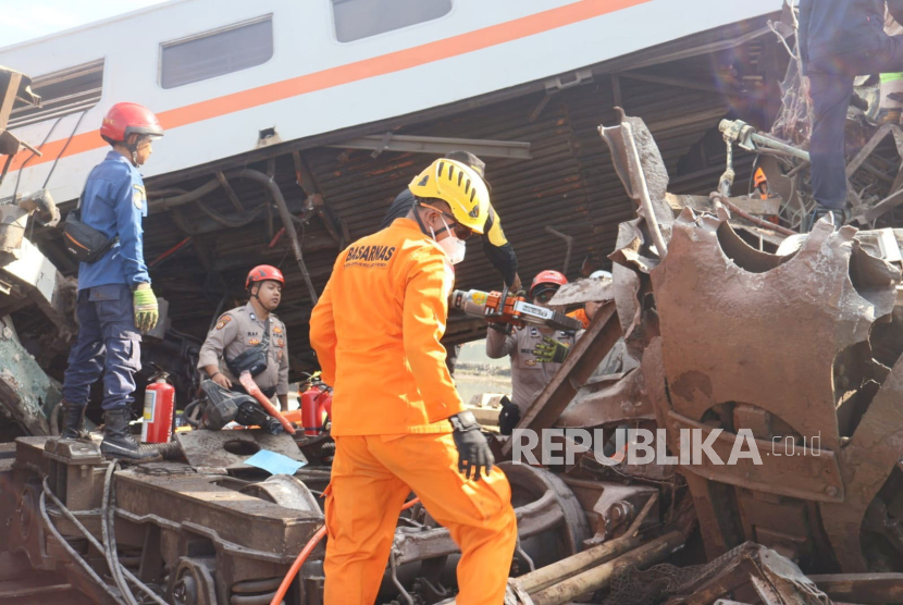 Petugas SAR melakukan proses evakuasi kecelakaan KA Turangga dan KA lokal di petak Jalan Cicalengja-Haurpuguh, Kabubaten Bandung, Jumat (5/1/2024). 