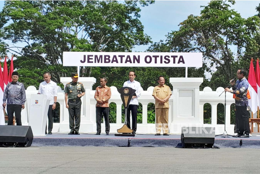 Presiden Jokowi saat meresmikan Jembatan Otista Kota Bogor, Jawa Barat, Selasa (19/12/2023). Presiden Jokowi meresmikan Jembatan Otista dan sebut bisa menjadi objek wisata baru.