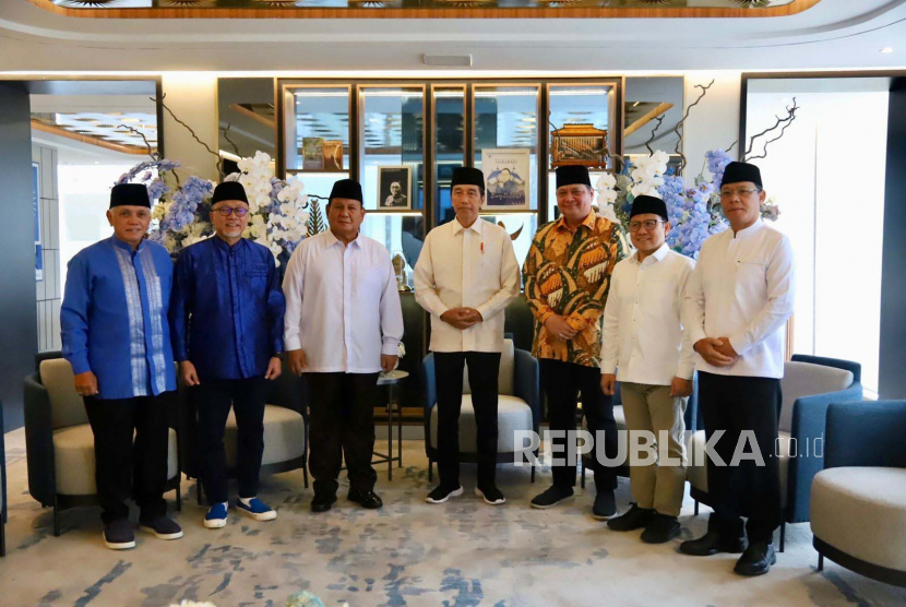 Presiden Jokowi berfoto bersama dengan lima ketua umum partai politik koalisi Pemerintah usai menggelar pertemuan tertutup di Kantor DPP PAN, Jakarta Selatan, Ahad (2/4/2023). Presiden Jokowi akui pertemuan tertutup dengan lima ketum parpol bahas koalisi besar.