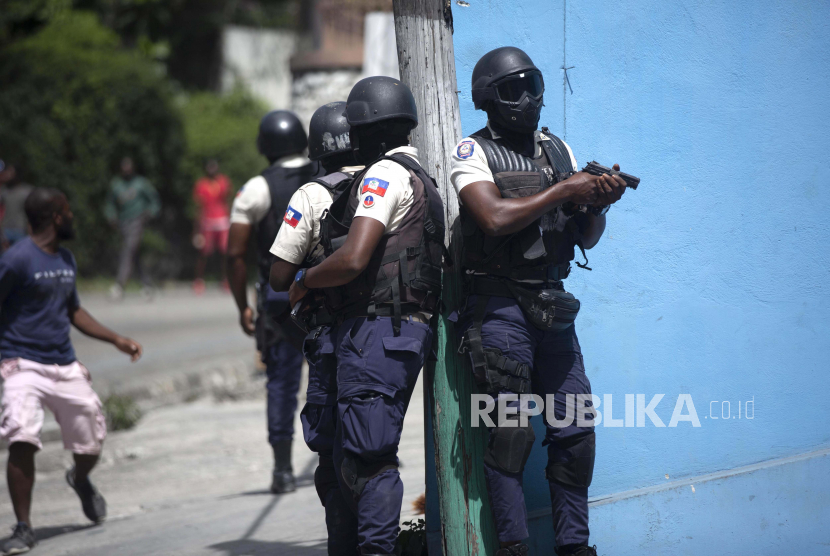 Petugas polisi dengan senjata terhunus mencari tersangka dalam pembunuhan Presiden Haiti Jovenel Moise, di Port-au-Prince, Haiti, Kamis, 8 Juli 2021. 