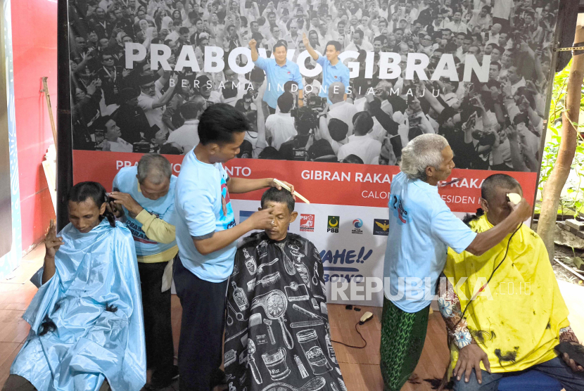 Sejumlah relawan Prabowo-Gibran melakukan aksi cukur gundul di Kantor Tim Kampanye Daerah (TKD) Jawa Timur, Jalan Diponegoro, Kota Surabaya, Rabu (14/2/2024). 