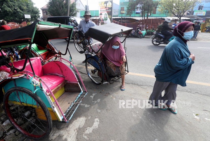  Seorang perempuan turun dari becak di sebuah pasar di Depok, Jawa Barat, 06 November 2020. Indonesia mengalami resesi pertama kali dalam 22 tahun akibat pandemi COVID-19. Menurut Badan Pusat Statistik (BPS), perekonomian negara itu mengalami kontraksi 3,49 persen pada kuartal ketiga tahun 2020.