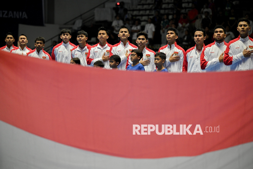 Pemain Timnas Futsal Indonesia menyanyikan lagu Indonesia Raya sebelum bertanding melawan Timnas Futsal Tanzania pada turnamen AQUA Futsal Four Nations Cup 2025 di GBK Basket Hall, Senayan, Jakarta, Kamis (18/9/2025). 