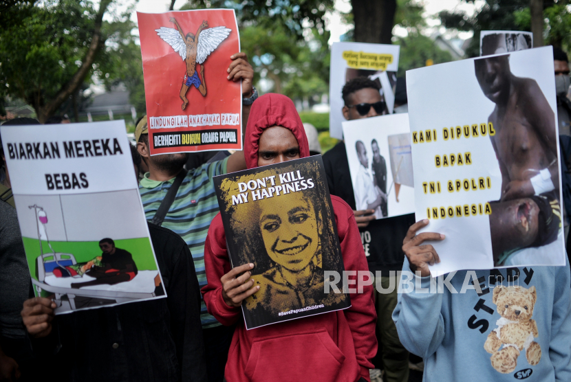 Massa dari Front Mahasiswa Anti Kekerasan Papua melakukan aksi di depan kantor Komnas HAM, Jakarta, Jumat (3/3/2023). (ilustrasi)