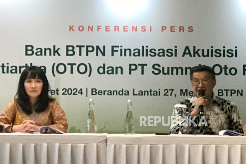 President Director of PT Bank BTPN Tbk Henoch Munandar (kanan) dan President Director of PT Summit Oto Finance Victoria Rusna (kiri) dalam konferensi pers akuisisi BTPN terhadap OTO Group di Jakarta, Rabu (27/3/2024). 