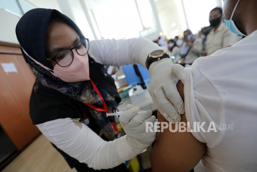 Seorang petugas kesehatan menyuntikkan dosis vaksin Sinovac COVID-19 kepada seorang pria selama vaksinasi massal di Banda Aceh, Indonesia, 09 Juni 2021. 