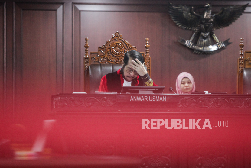 Hakim Mahkamah Konstitusi Anwar Usman saat memimpin jalannya sidang di Mahkamah Konstitusi, Jakarta, Senin (29/4/2024).