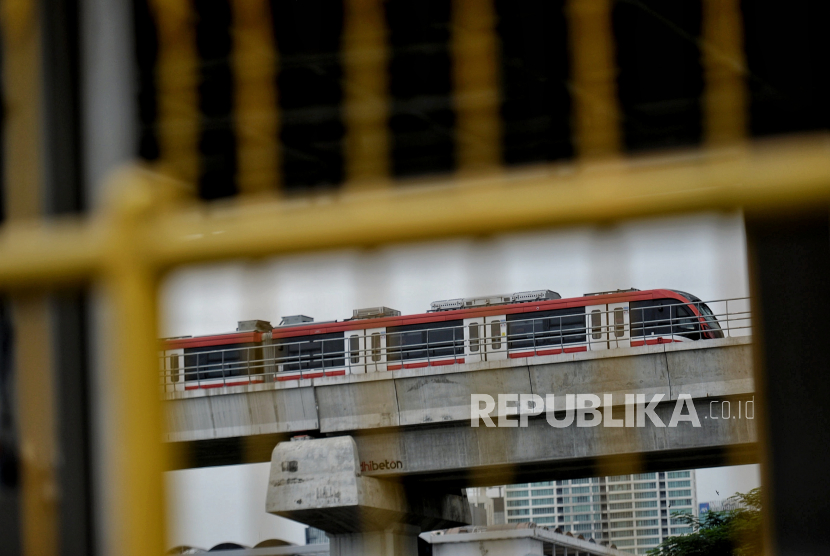 Rangkaian kereta Light Rail Transit (LRT) Jabodebek berada di kawasan Stasiun LRT Kuningan, Jakarta, Ahad (20/2/2022). Adhi Karya menyebut progres pembangunan LRT Jabodebek sudah 90 persen.