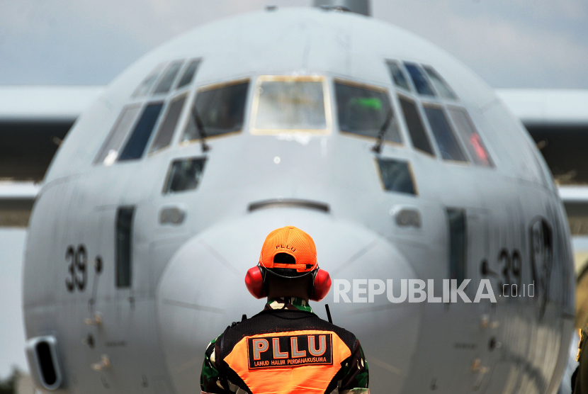 Pesawat C-130J Super Hercules yang didatangkan TNI Angkatan Udara tiba di Lanud Halim Perdanakusuma, Jakarta Timur, Senin (6/3/2023). Indonesia akan kedatangan lima pesawat C-130J Super Hercules secara bertahap. Kedatangan pesawat itu merupakan kerja sama antara Indonesia dan AS.