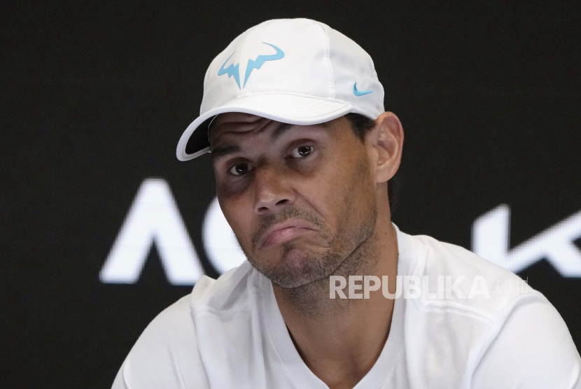  Rafael Nadal dari Spanyol memberi isyarat saat konferensi pers menyusul kekalahannya pada putaran kedua dari Mackenzie McDonald dari AS, di kejuaraan tenis Australia Terbuka di Melbourne, Australia, Rabu, 18 Januari 2023.