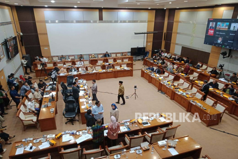 Pemerintah bersama Komisi VIII DPR RI akan menggelar rapat Penetapan Biaya Penyelenggaraan Ibadah Haji (BPIH) di Gedung DPR RI Jakarta pada Rabu (15/2/2023) hari ini. Sebelum rapat dimulai, ada anggota DPR yang memutar lagu 