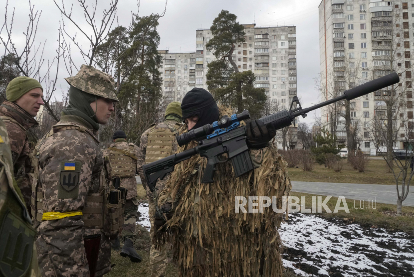  Anggota Pasukan Pertahanan Teritorial Ukraina bersiap untuk mengusir serangan tentara Rusia di pinggiran Kyiv, Ukraina