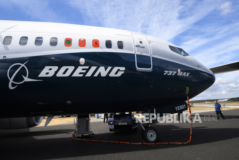  Sebuah Boeing 737 Max dipamerkan di Farnborough International Airshow (FIA2018), di Farnborough, Inggris, 17 Juli 2018. Boeing yakin nantinya pesawat Boeing 737 Max akan mendapatkan kembali kepercayaan untuk terbang kembali. 